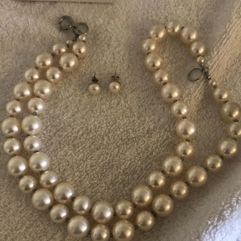 Premier Designs pearl necklace and earrings